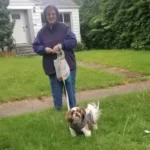 The Small Dog Couldn’t Believe It Saw Its Groomer Outside the Salon